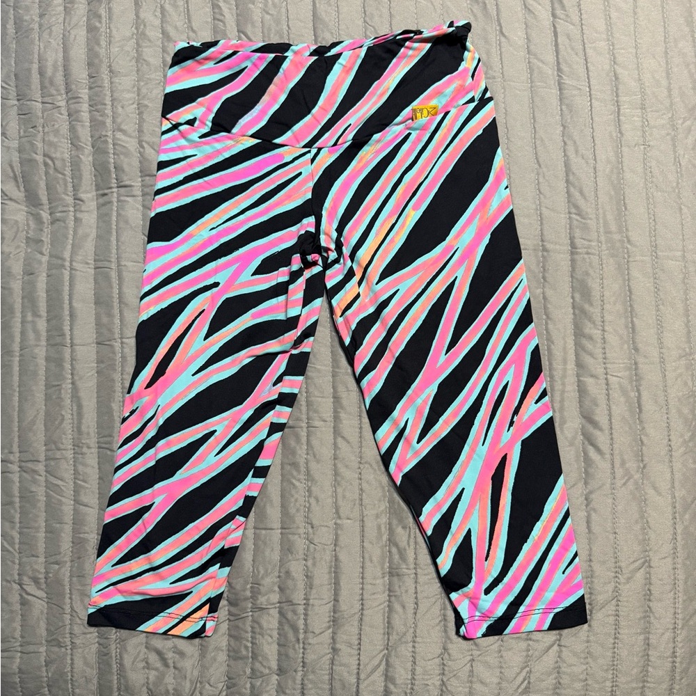 Maristella Citelli Vibrant Striped Wens short capri Leggings
